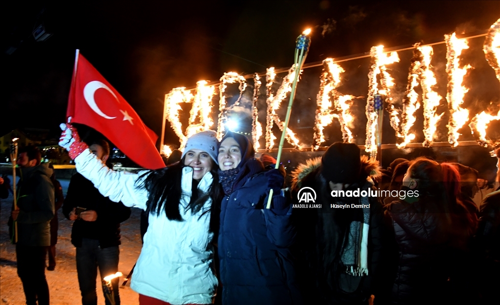 Cıbıltepe Kayak Merkezi'nde turizm sezonu meşaleli kayak gösterileriyle başladı