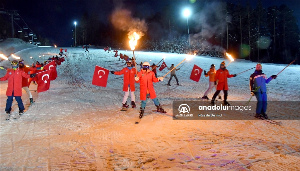 Cıbıltepe Kayak Merkezi'nde turizm sezonu meşaleli kayak gösterileriyle başladı