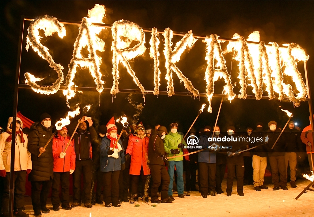 Cıbıltepe Kayak Merkezi'nde turizm sezonu meşaleli kayak gösterileriyle başladı