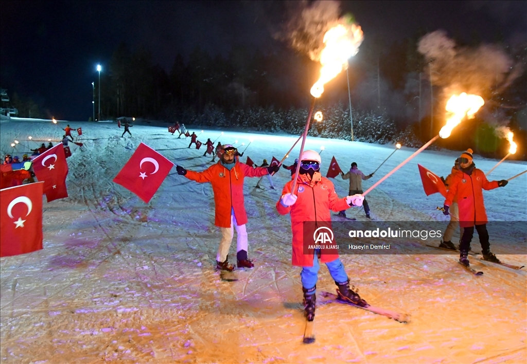 Cıbıltepe Kayak Merkezi'nde turizm sezonu meşaleli kayak gösterileriyle başladı