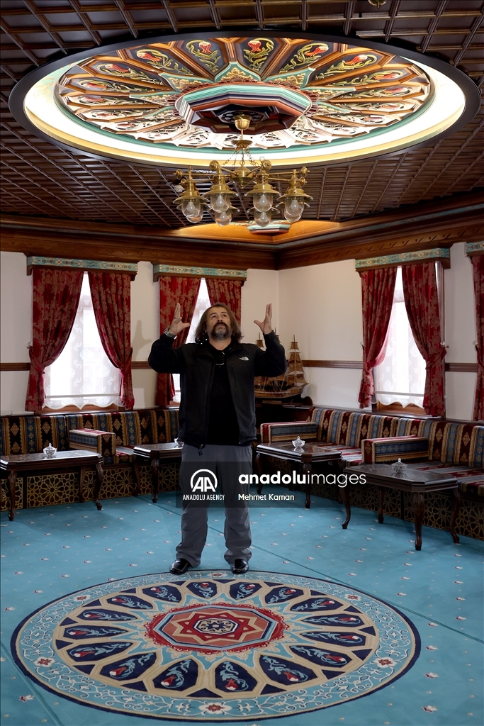 تركي يبدع في نقش زخارف العمارة الأندلسية على الخشب