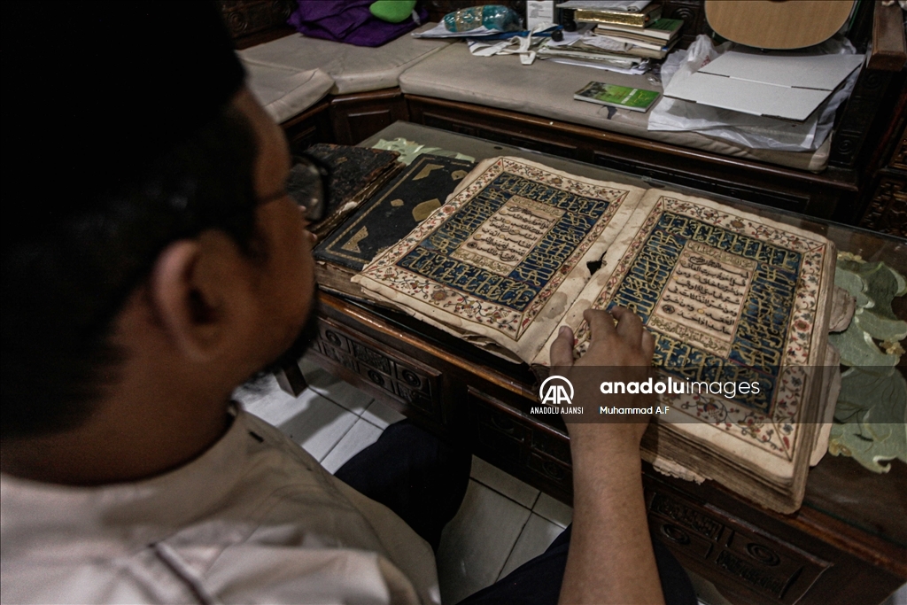 Endonezya'da 300 yıllık altın varaklı el yazması Kuran-ı Kerim görüntülendi