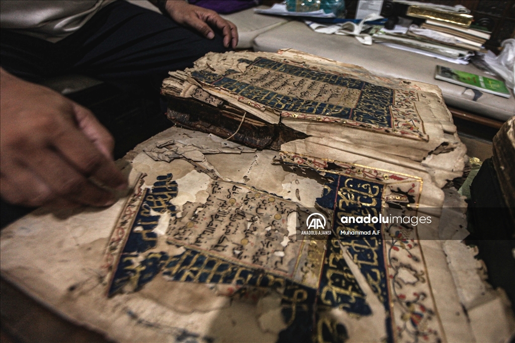 Endonezya'da 300 yıllık altın varaklı el yazması Kuran-ı Kerim görüntülendi