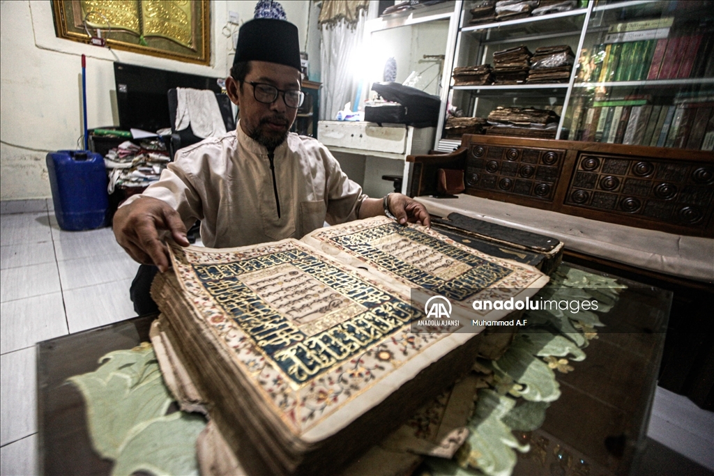 Endonezya'da 300 yıllık altın varaklı el yazması Kuran-ı Kerim görüntülendi