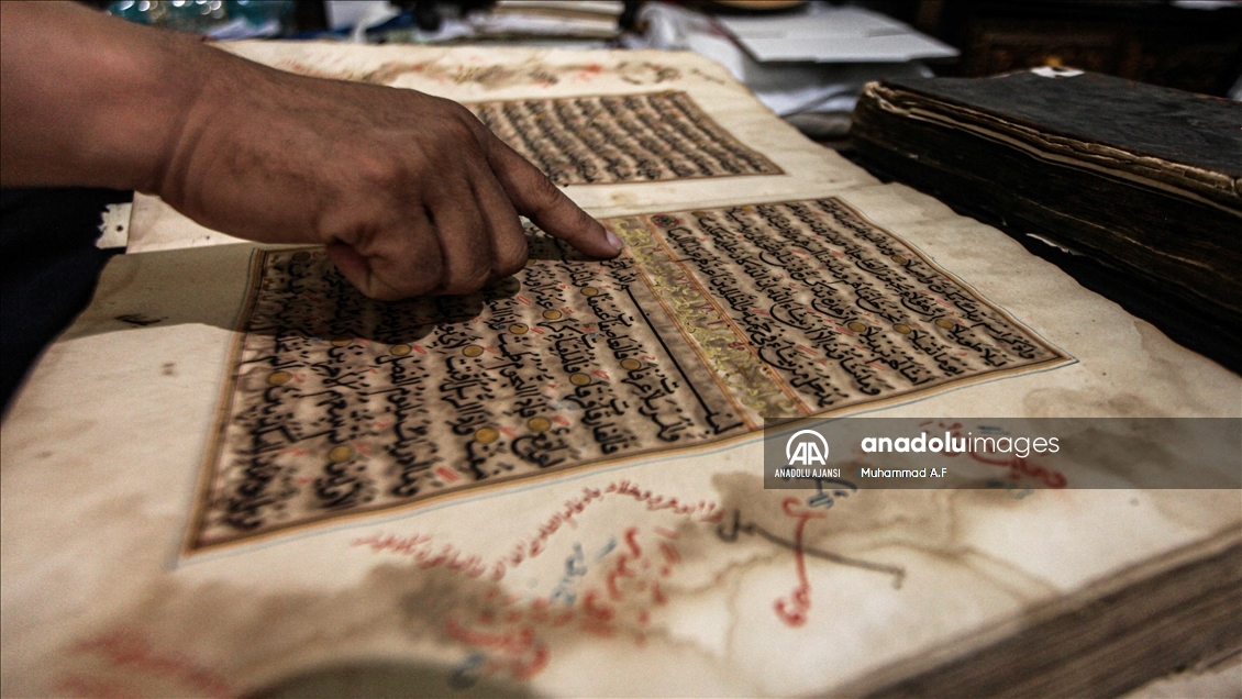 Endonezya'da 300 yıllık altın varaklı el yazması Kuran-ı Kerim görüntülendi
