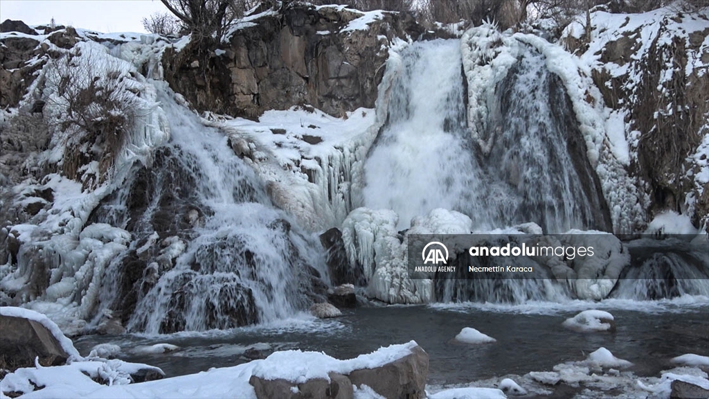 Делумно замрзнат водопадот Мурадије, кој секое годишно време нуди уникатна убавина