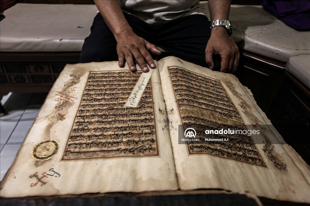 Endonezya'da 300 yıllık altın varaklı el yazması Kuran-ı Kerim görüntülendi