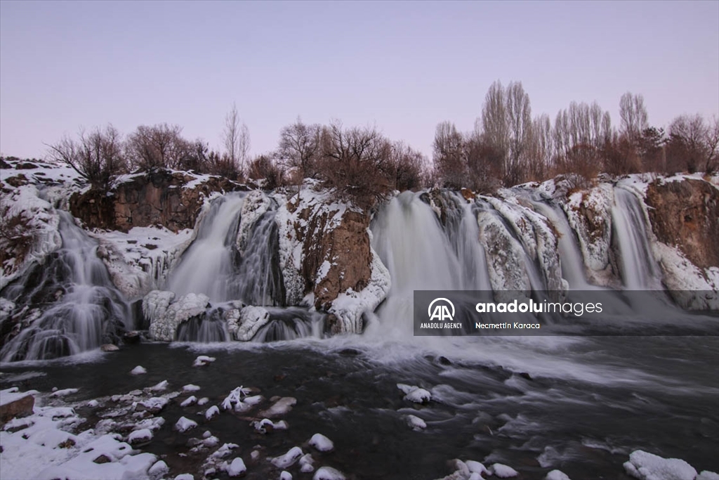 Делумно замрзнат водопадот Мурадије, кој секое годишно време нуди уникатна убавина