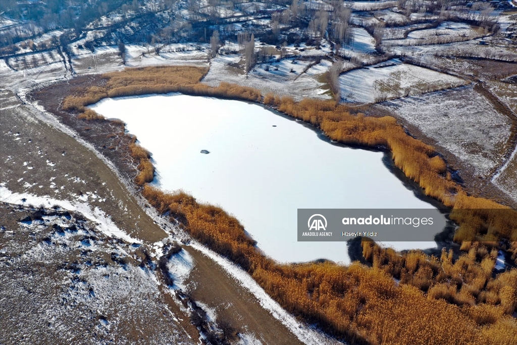 Турција: Со мраз прекриено Езерото Учкаја, природно чудо во областа Игдир