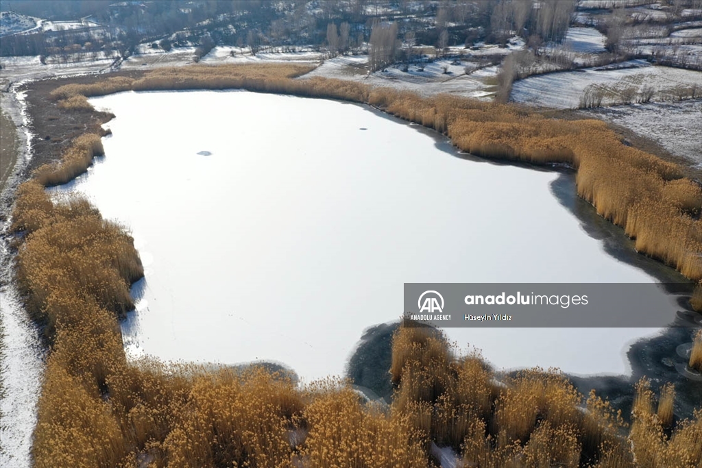 Турција: Со мраз прекриено Езерото Учкаја, природно чудо во областа Игдир