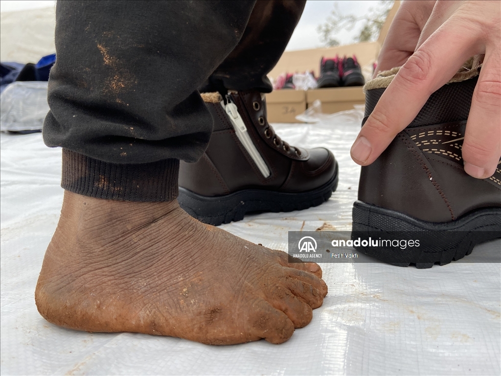 تضمنت المساعدات 20 ألف قطعة ملابس مختلفة منها لفحات وقبعات وقفازات ومعاطف وأحذية.