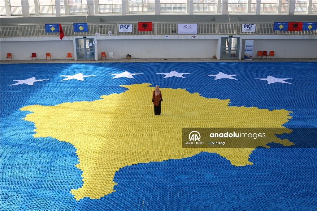 Kosovarja synon rekord në "Guinness" me flamurin shtetëror më të madh në origami