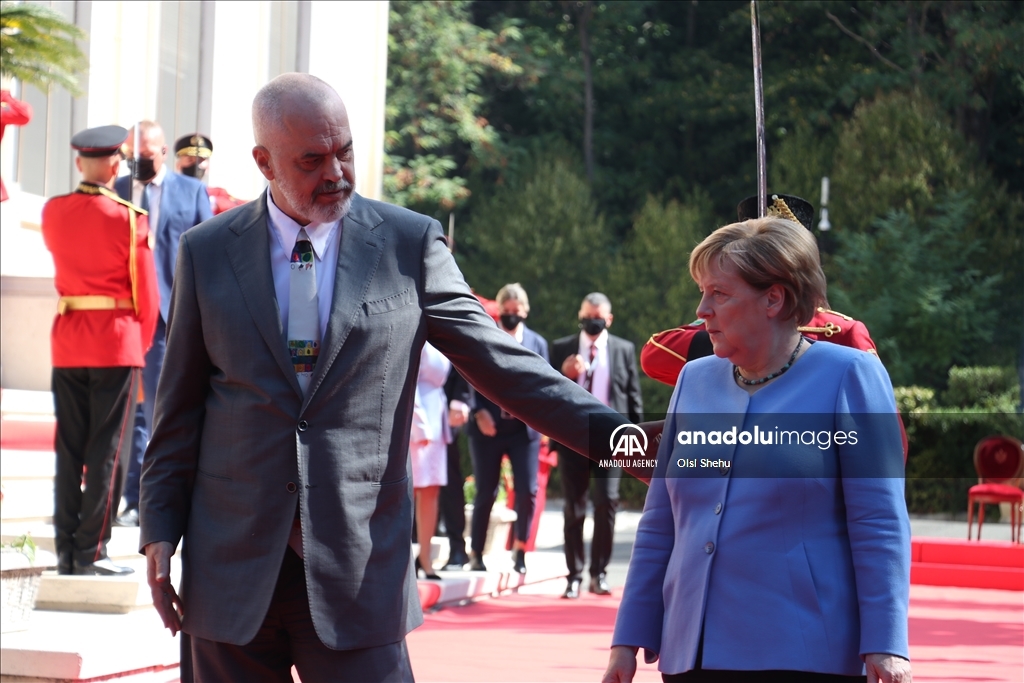 Kancelarja Merkel fillon vizitën në Shqipëri, pritet nga kryeministri RAma