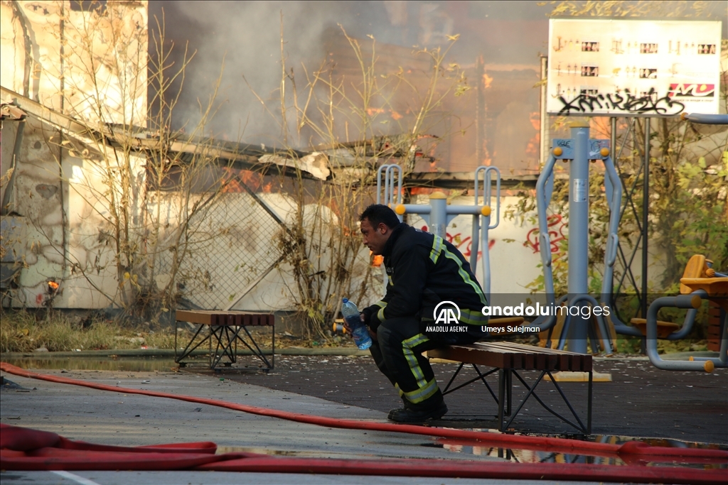 Shpërthen një zjarr në afërsi të parkut të Qytetit të Shkupit
