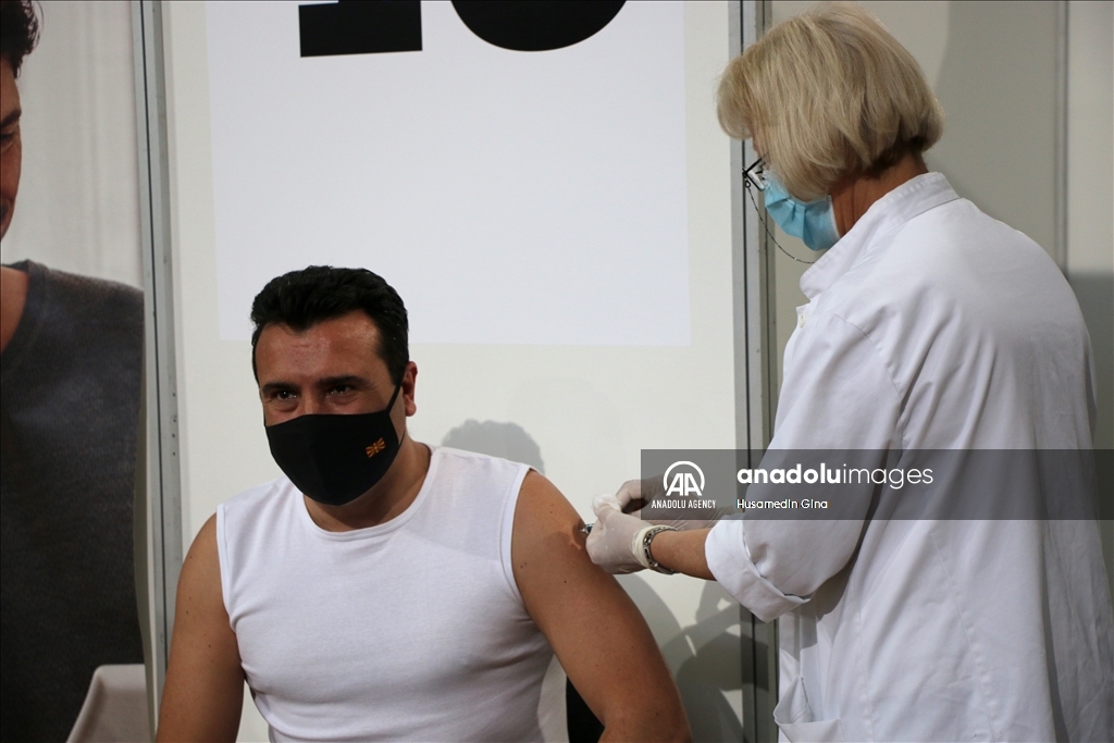 Kryeministri Zaev vaksinohet me vaksinën kineze Sinopharm kundër COVID-19