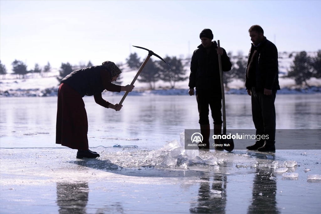 Турција: Езерото Чилдир, чудото на природата, своите посетители во последниот ден од годината ги угости на мраз