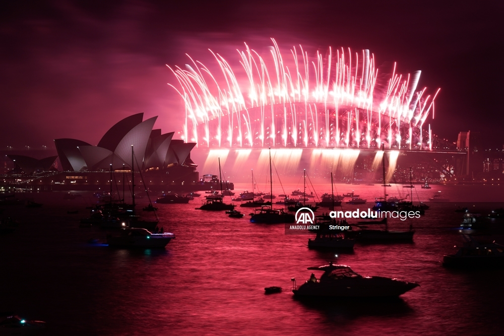 Así se vivió el ingreso de Sídney al 2022, con un espectáculo de fuegos artificiales sobre el puente del puerto de la ciudad en Australia