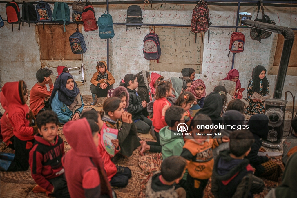 Idlib: Mališani u neuvjetnim šatorima maštaju o učionici sa klupama 