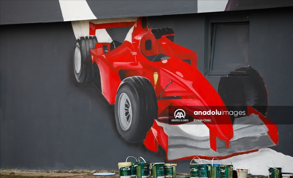 Saraybosna'da bir binaya Alman Formula 1 pilotu Michael Schumacher'in resmi çizildi