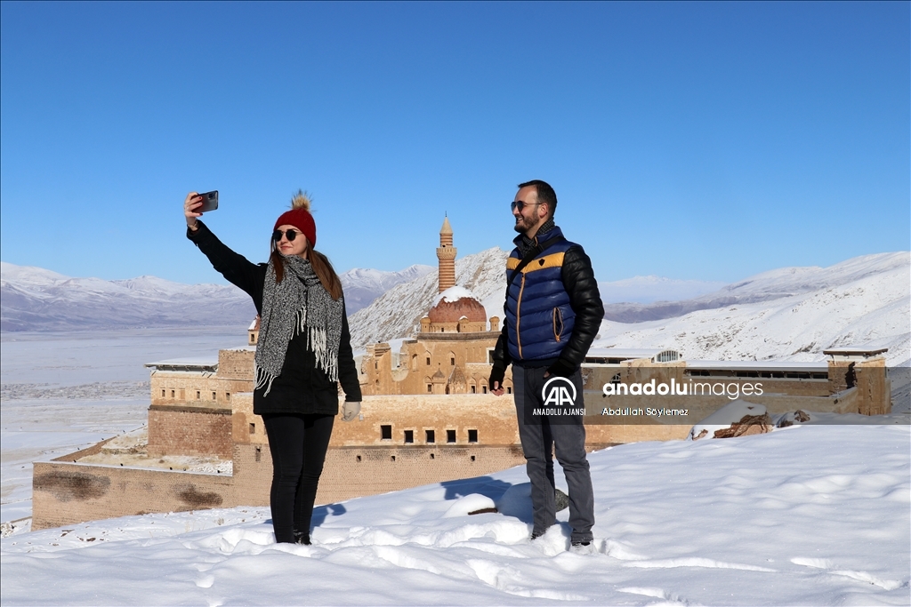 Doğubayazıt'taki İshak Paşa Sarayı yeniden beyaza büründü