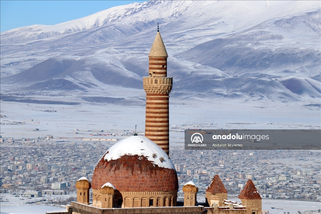 Doğubayazıt'taki İshak Paşa Sarayı yeniden beyaza büründü