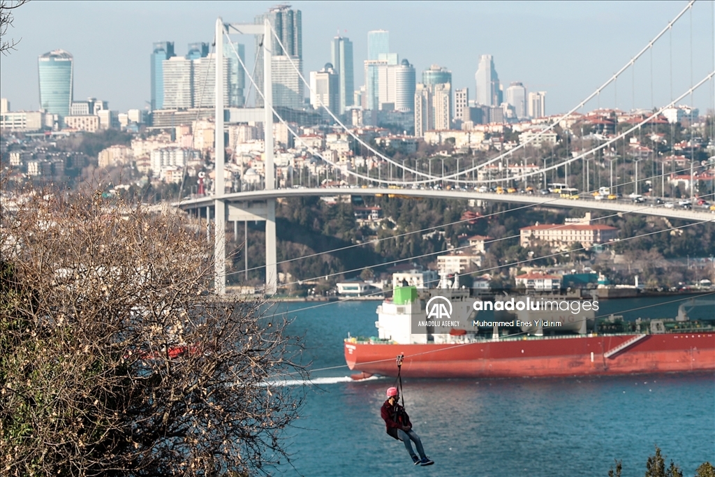 Wisatawan bergelantung melintasi Selat Bosphorus