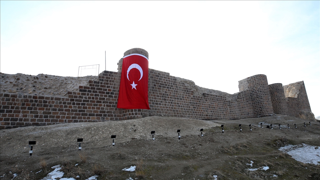Van Gölü'nün eşsiz manzarasına sahip Urartu kalesi ışıklandırıldı
