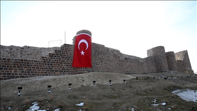 Van Gölü'nün eşsiz manzarasına sahip Urartu kalesi ışıklandırıldı