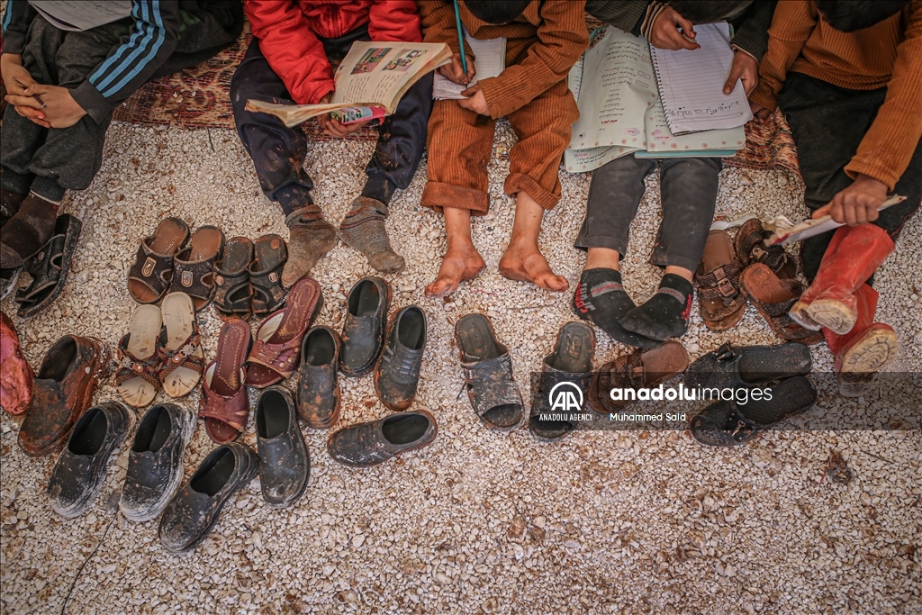 خيمة ممزقة ومياه وطين.. رفاق أطفال سوريين في رحلة التعليم