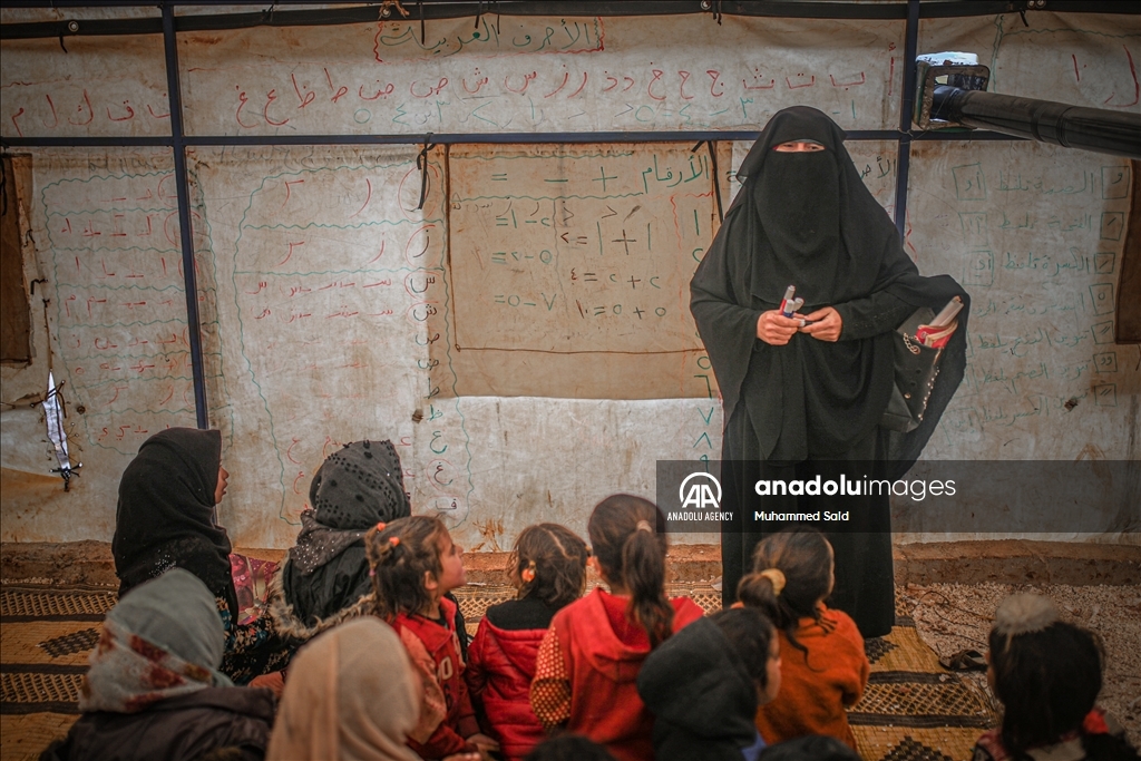 خيمة ممزقة ومياه وطين.. رفاق أطفال سوريين في رحلة التعليم