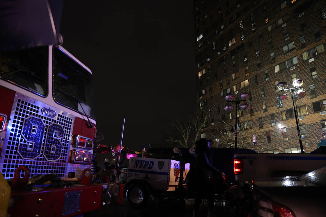 19 лица загинаа, од кои 9 деца, во пожар што избувна во станбена зграда во Њујорк