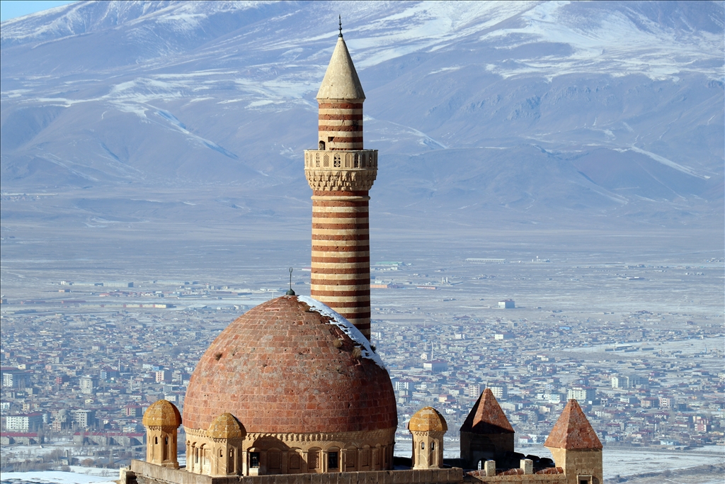شوێنەوارەکانی "سیستمی گەرمکردنی ناوەندیی" لە کۆشکی ئیسحاق پاشا کە تەمەنی ٢٣٨ ساڵە