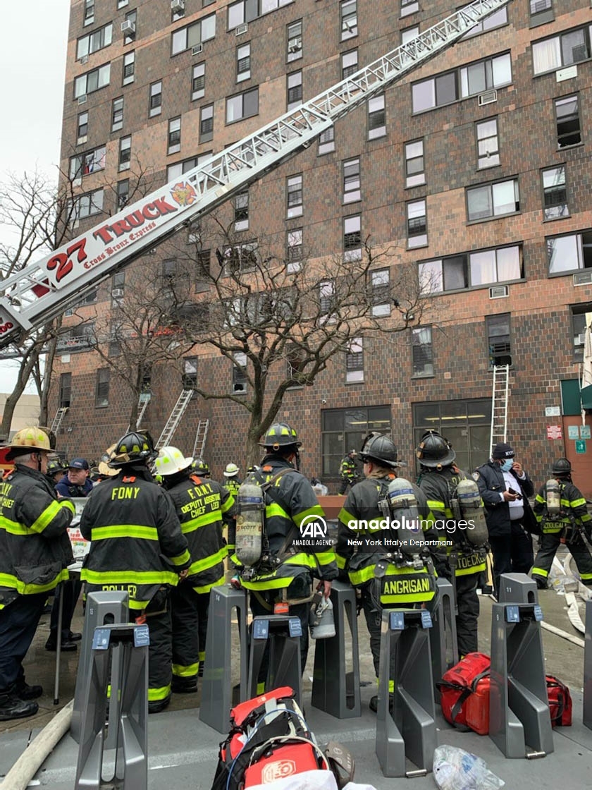 19 лица загинаа, од кои 9 деца, во пожар што избувна во станбена зграда во Њујорк
