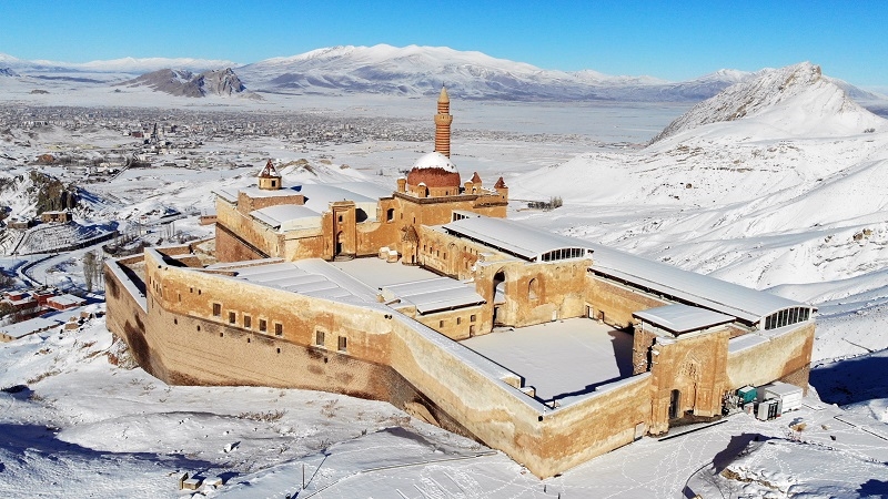 شوێنەوارەکانی "سیستمی گەرمکردنی ناوەندیی" لە کۆشکی ئیسحاق پاشا کە تەمەنی ٢٣٨ ساڵە