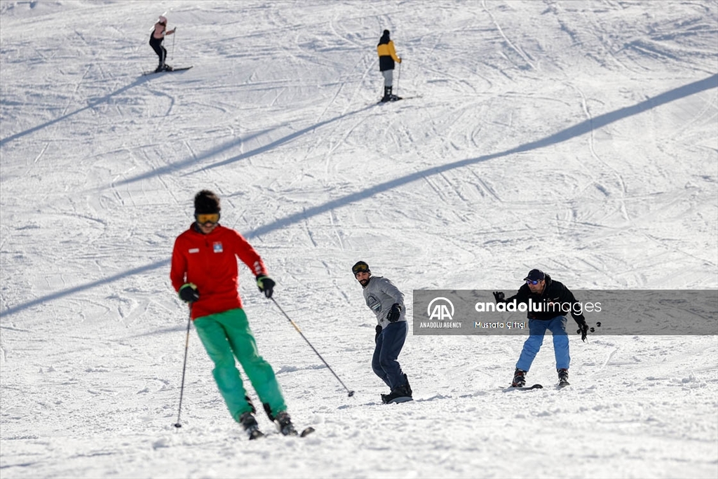 Ски-центарот во Анталија атракција за туристите: Капење во море и скијање на планина во ист ден
