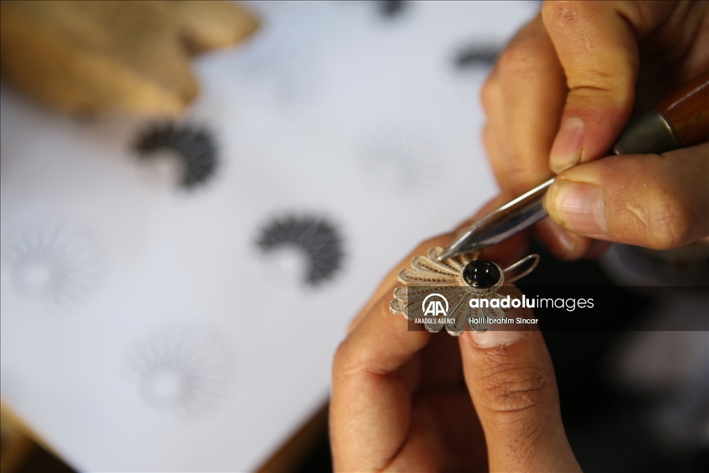 تركيا.. زخارف الكنائس والمساجد في ماردين تلهم هواة "التلكاري"