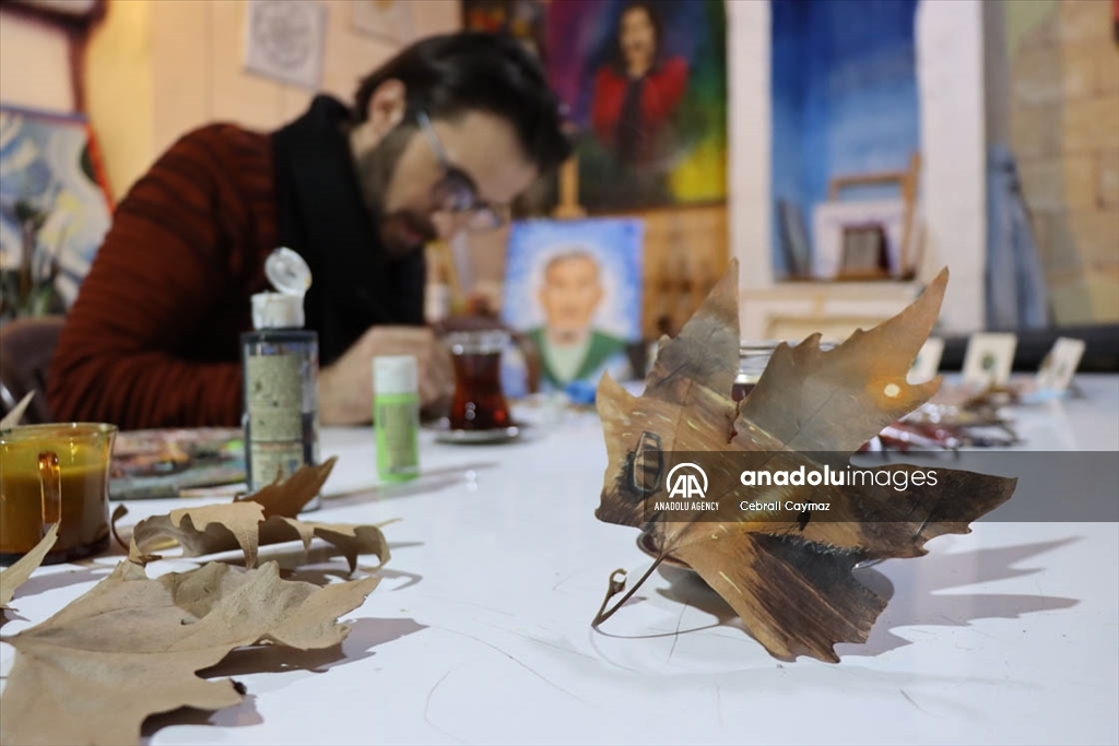 Суви лисја од чинар се претвораат во уметнички дела во рацете на сириски уметник