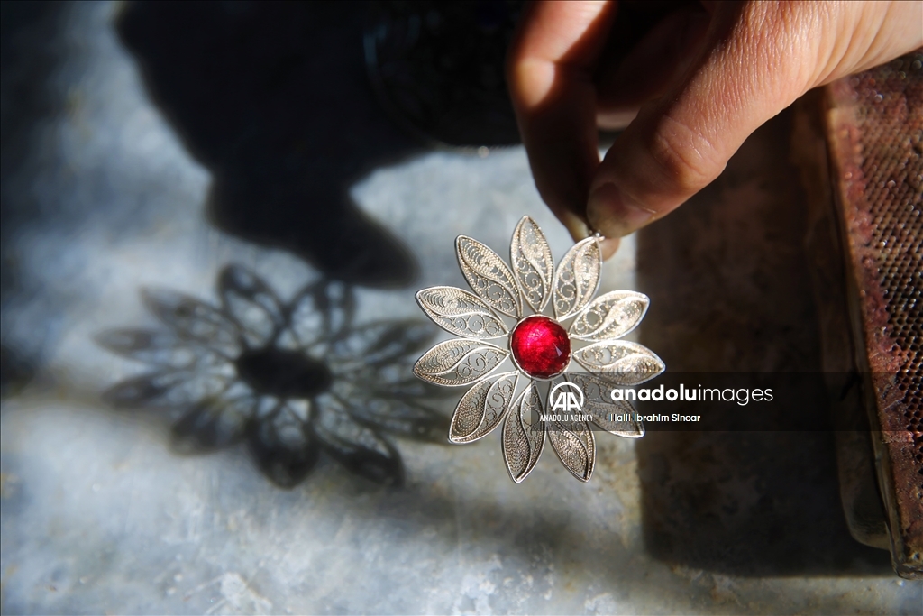 تركيا.. زخارف الكنائس والمساجد في ماردين تلهم هواة "التلكاري"