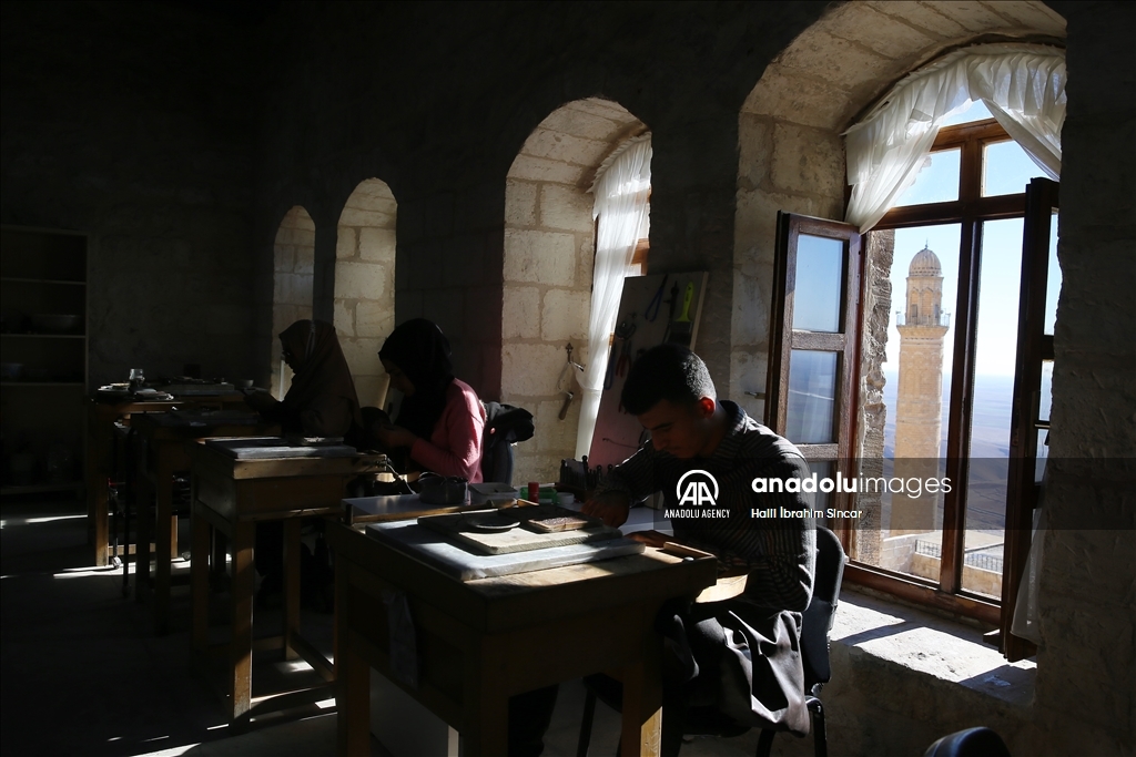 تركيا.. زخارف الكنائس والمساجد في ماردين تلهم هواة "التلكاري"