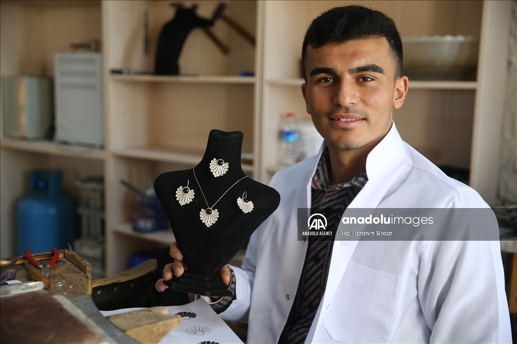 تركيا.. زخارف الكنائس والمساجد في ماردين تلهم هواة "التلكاري"