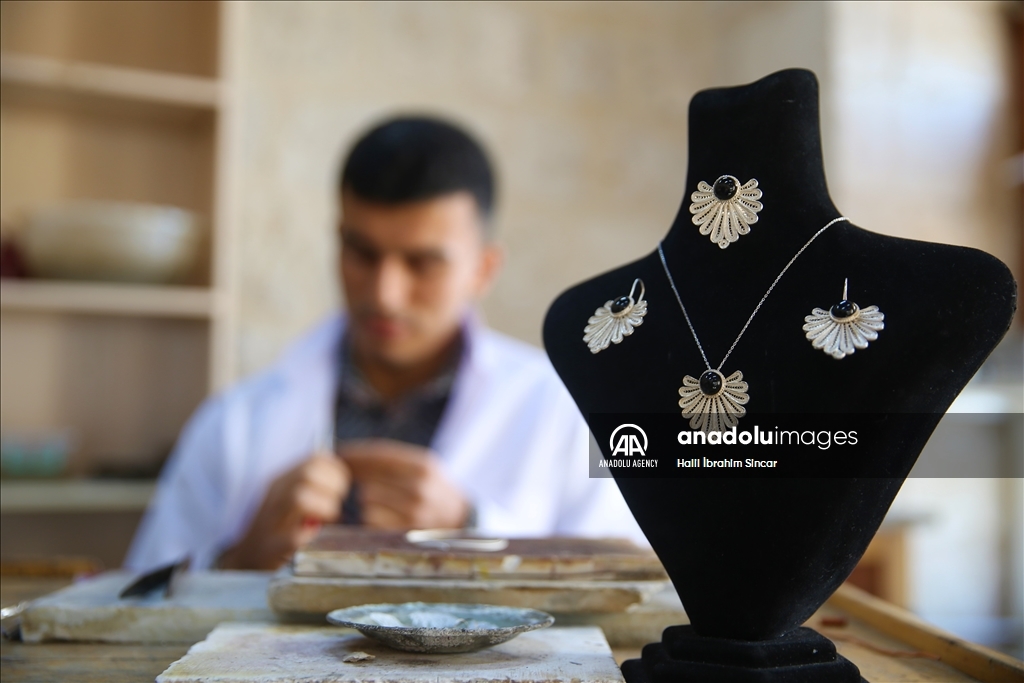 تركيا.. زخارف الكنائس والمساجد في ماردين تلهم هواة "التلكاري"