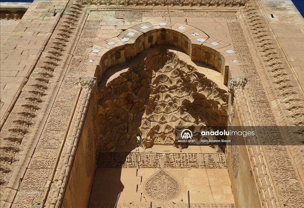 تركيا.. زخارف الكنائس والمساجد في ماردين تلهم هواة "التلكاري"