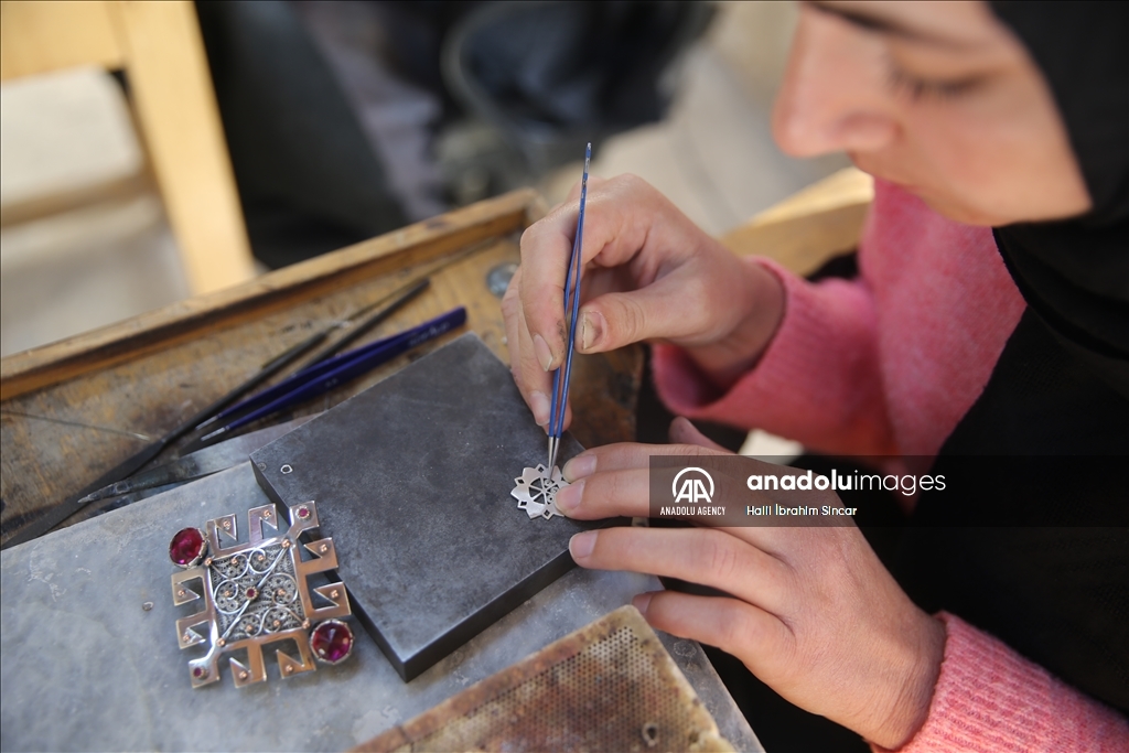 تركيا.. زخارف الكنائس والمساجد في ماردين تلهم هواة "التلكاري"