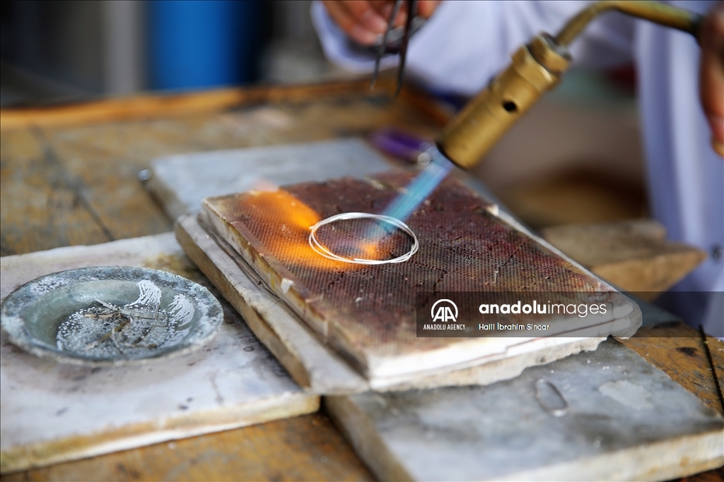 تركيا.. زخارف الكنائس والمساجد في ماردين تلهم هواة "التلكاري"