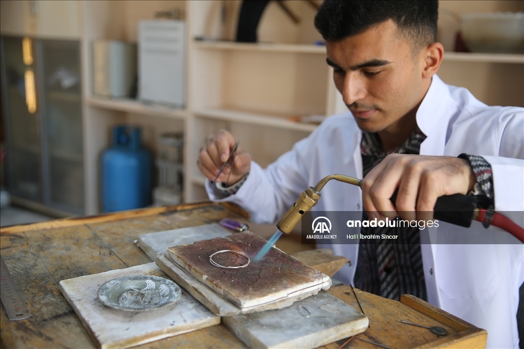 تركيا.. زخارف الكنائس والمساجد في ماردين تلهم هواة "التلكاري"