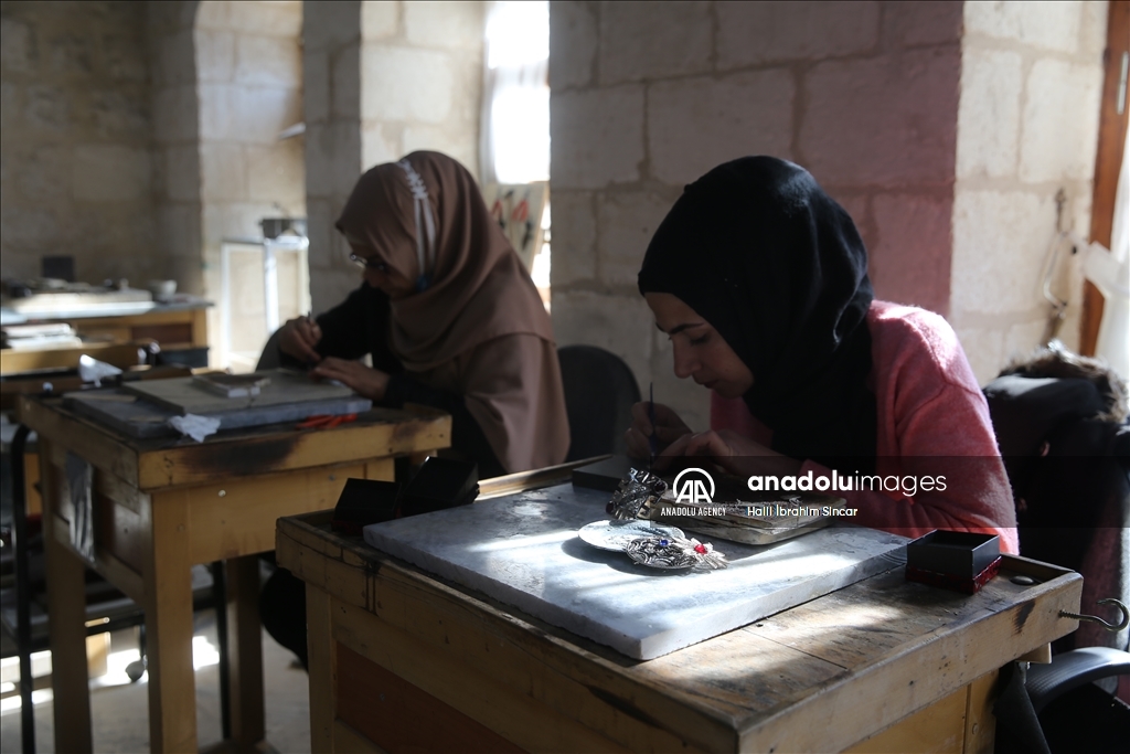 تركيا.. زخارف الكنائس والمساجد في ماردين تلهم هواة "التلكاري"