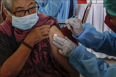 Indonesia mulai berikan vaksin booster Covid-19 kepada warga