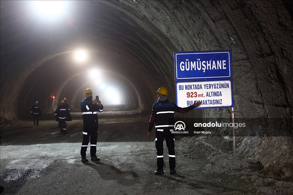 Ulaştırma ve Altyapı Bakanı Karaismailoğlu, Yeni Zigana Tüneli ışık görme törenine katıldı