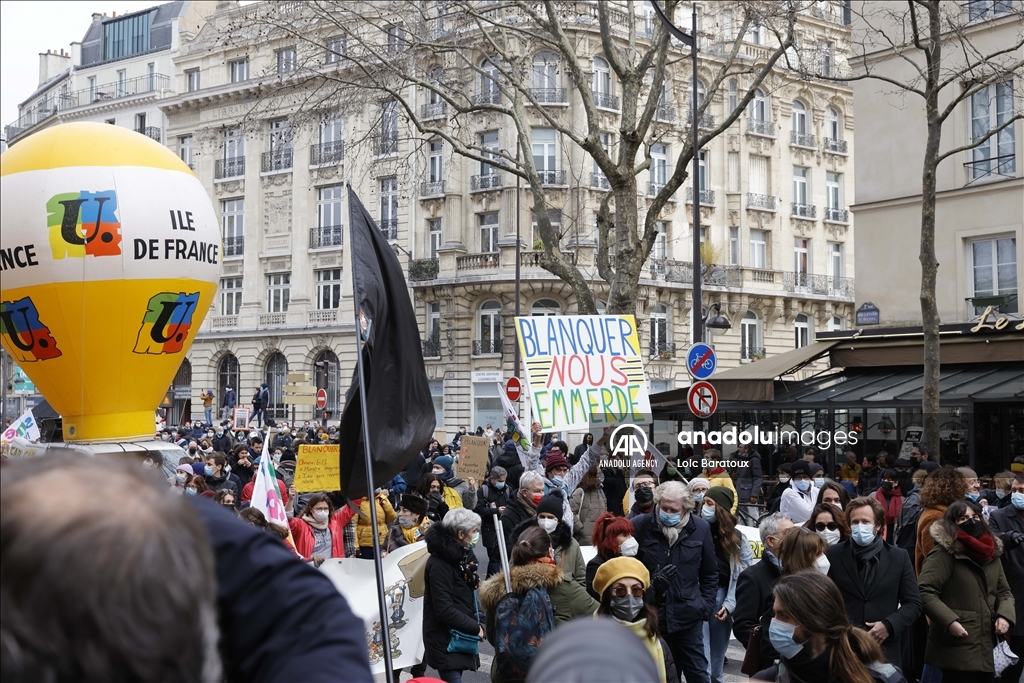 معلمو فرنسا يدخلون إضرابا عاما رفضا لإجراءات مكافحة كورونا