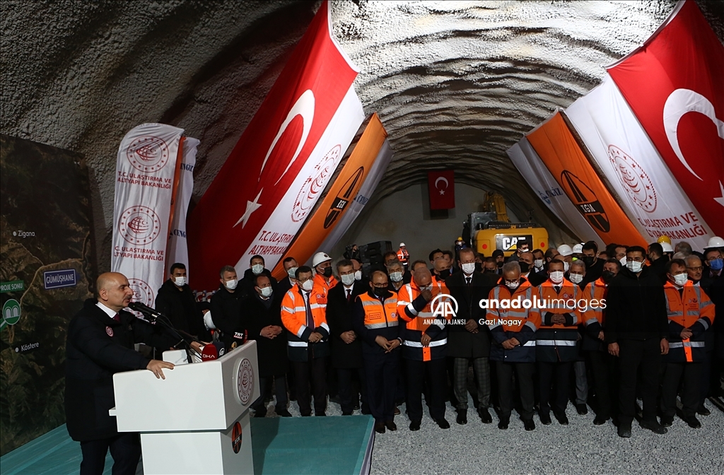 Ulaştırma ve Altyapı Bakanı Karaismailoğlu, Yeni Zigana Tüneli ışık görme törenine katıldı